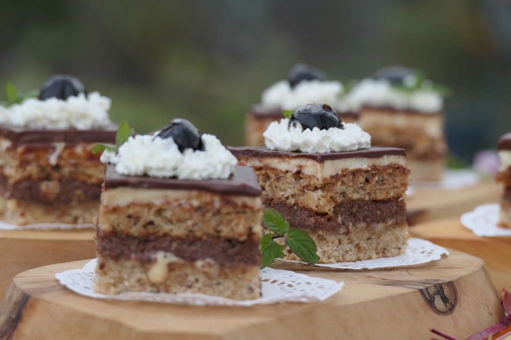 Prajitura cu dragoste ( Leontina 55 )