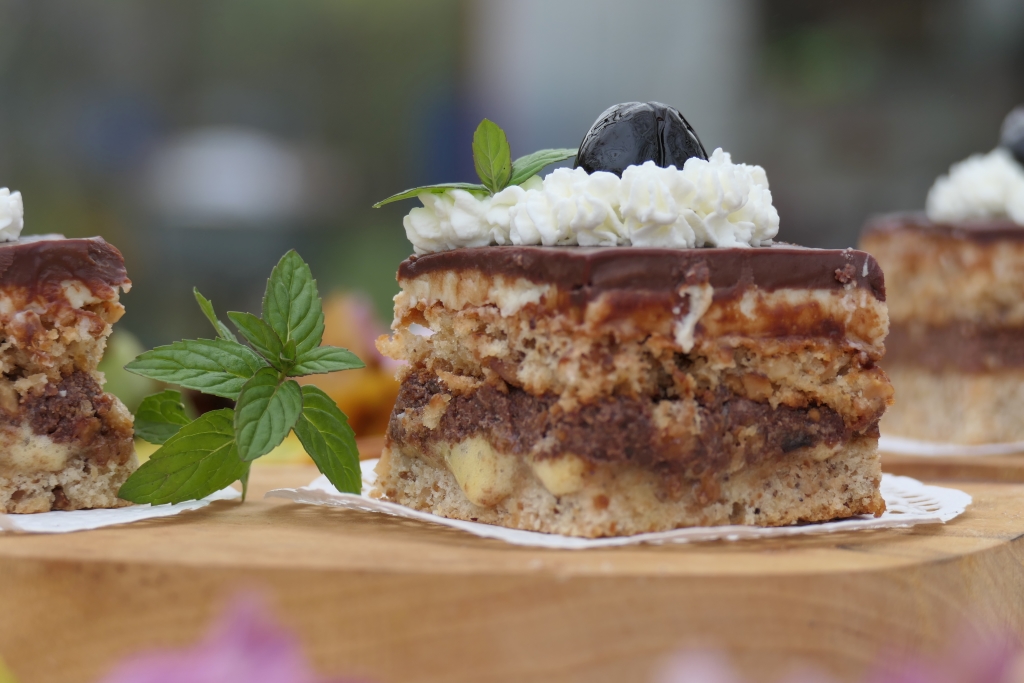 Prajitura cu dragoste ( Leontina 55 )