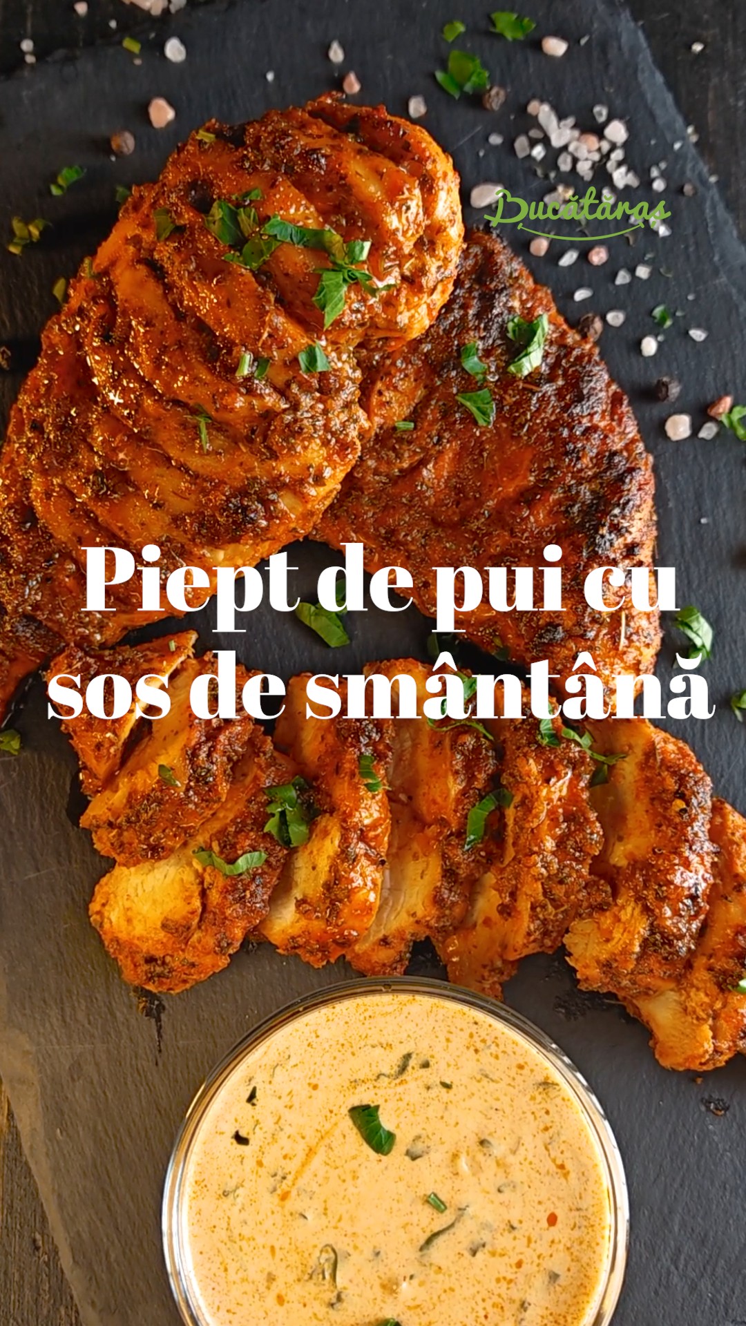 Piept de pui la cuptor cu sos de smântână și usturoi - Rețeta delicioasă și rapidă