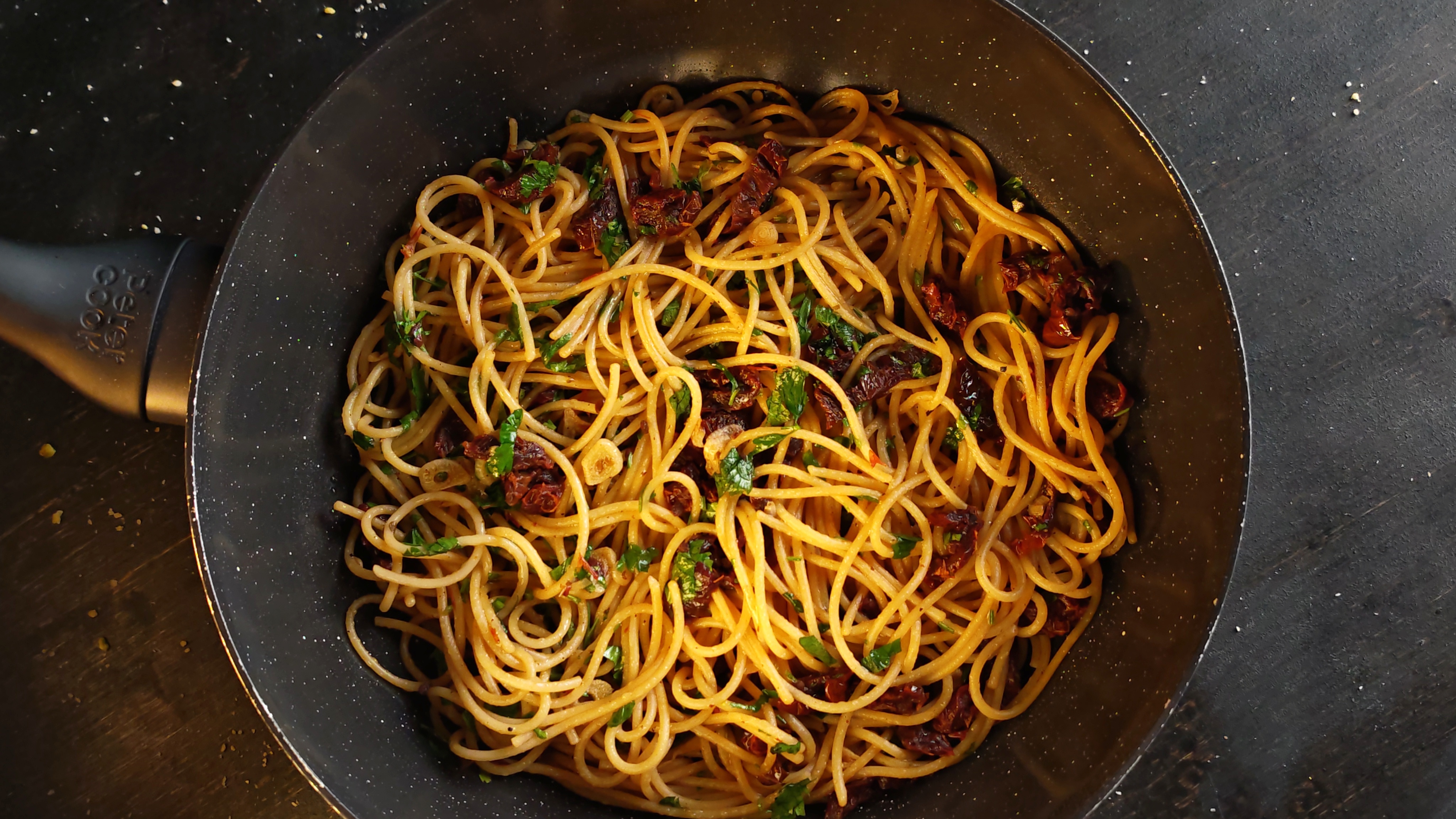 Paste cu usturoi și roșii uscate - Rețeta simplă și gustoasă de post