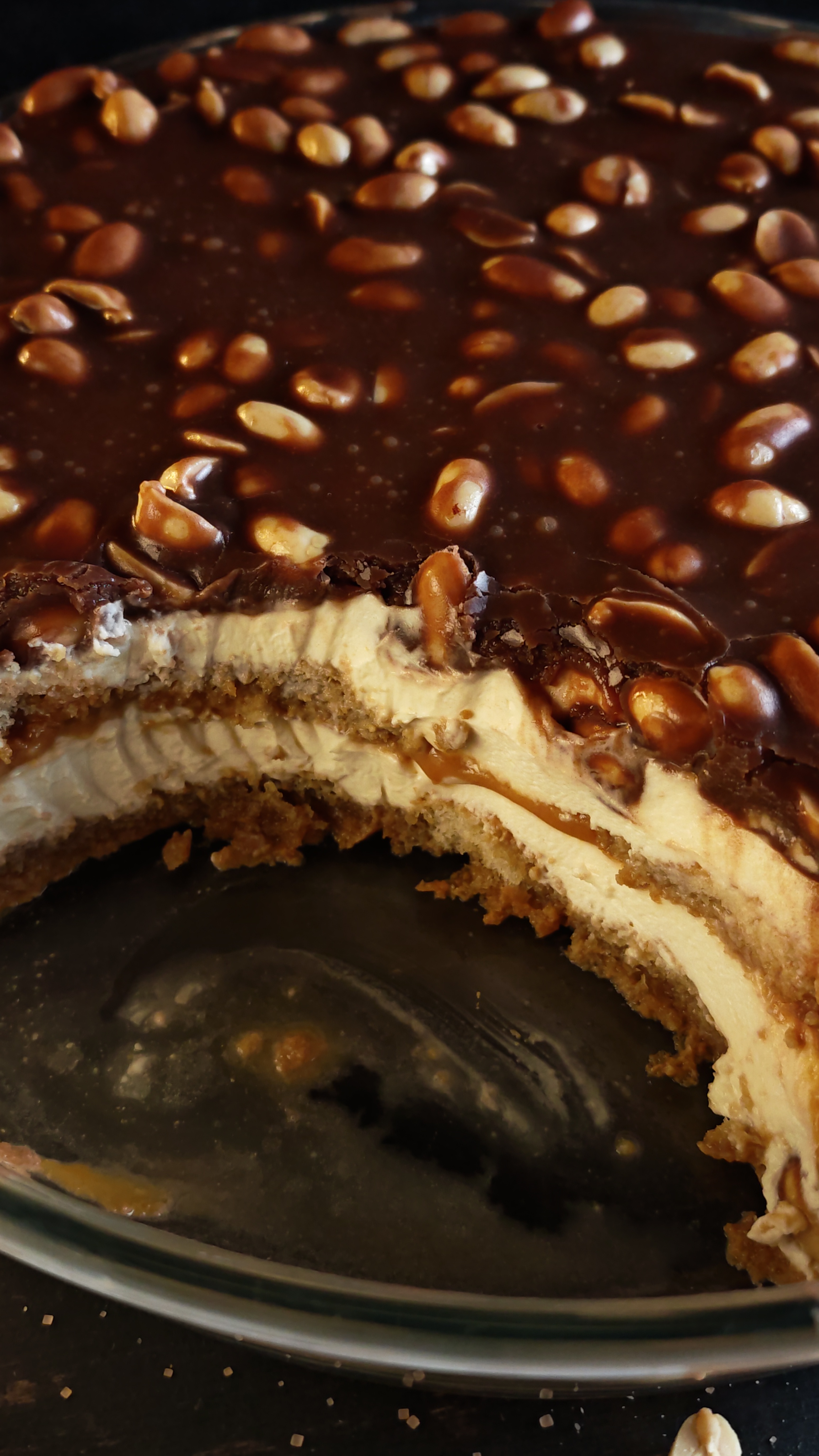 Tiramisu Snickers – desert cremos cu mascarpone, caramel și arahide crocante