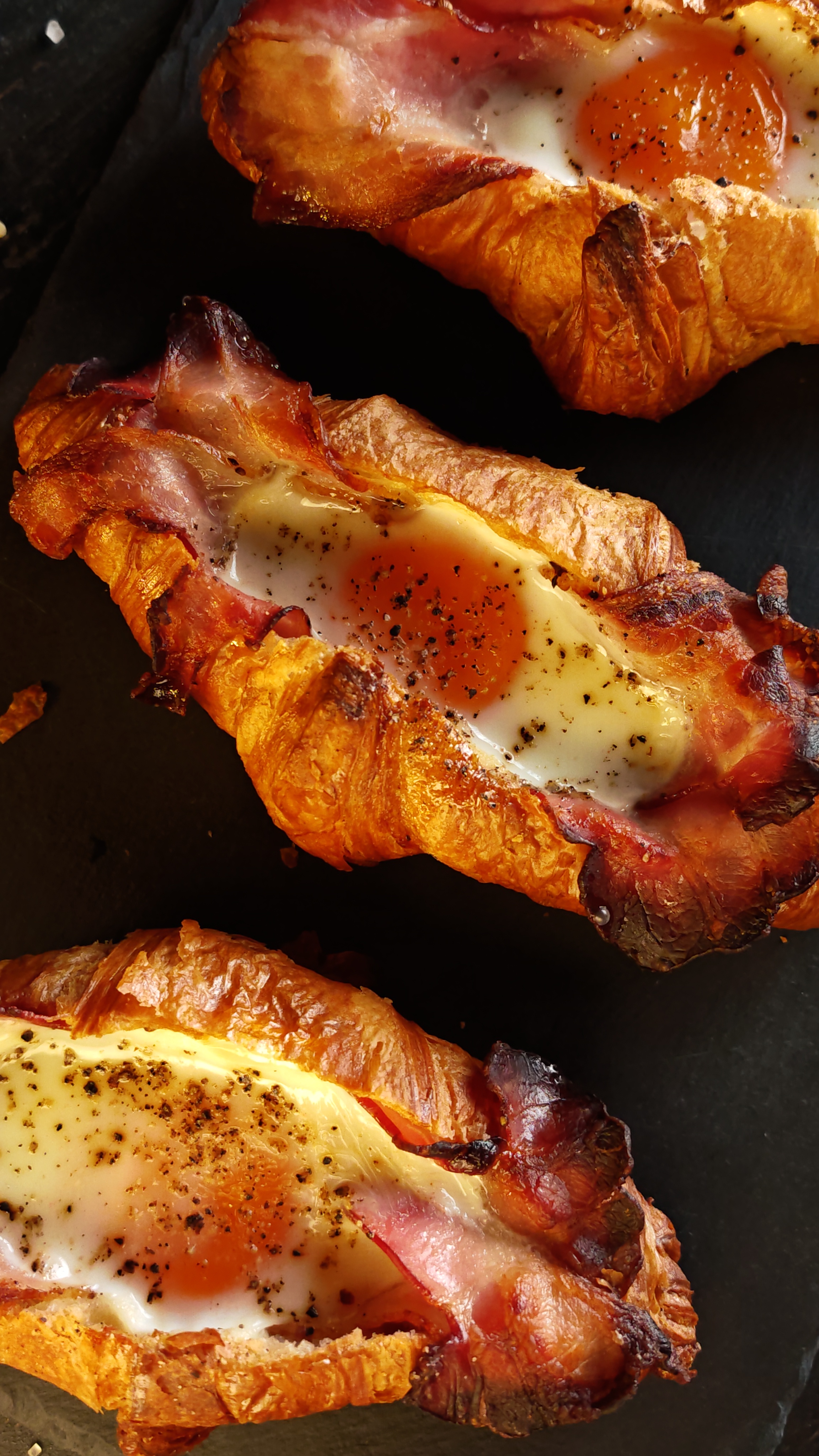 Croissante cu brânză și bacon - Rețeta simplă la cuptor