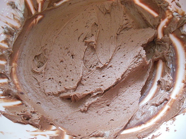 Tort cu crema de fistic, ciocolata si zmeura - Reteta delicioasa si aromata
