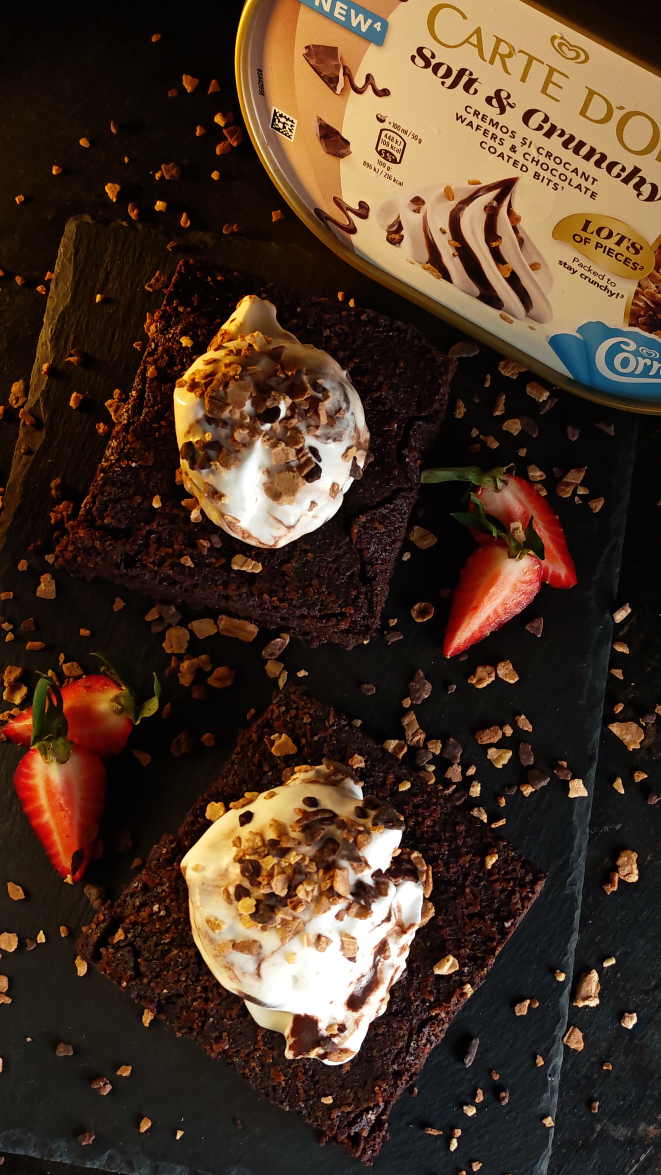 Brownie cu înghețată cremoasă și topping crunchy
