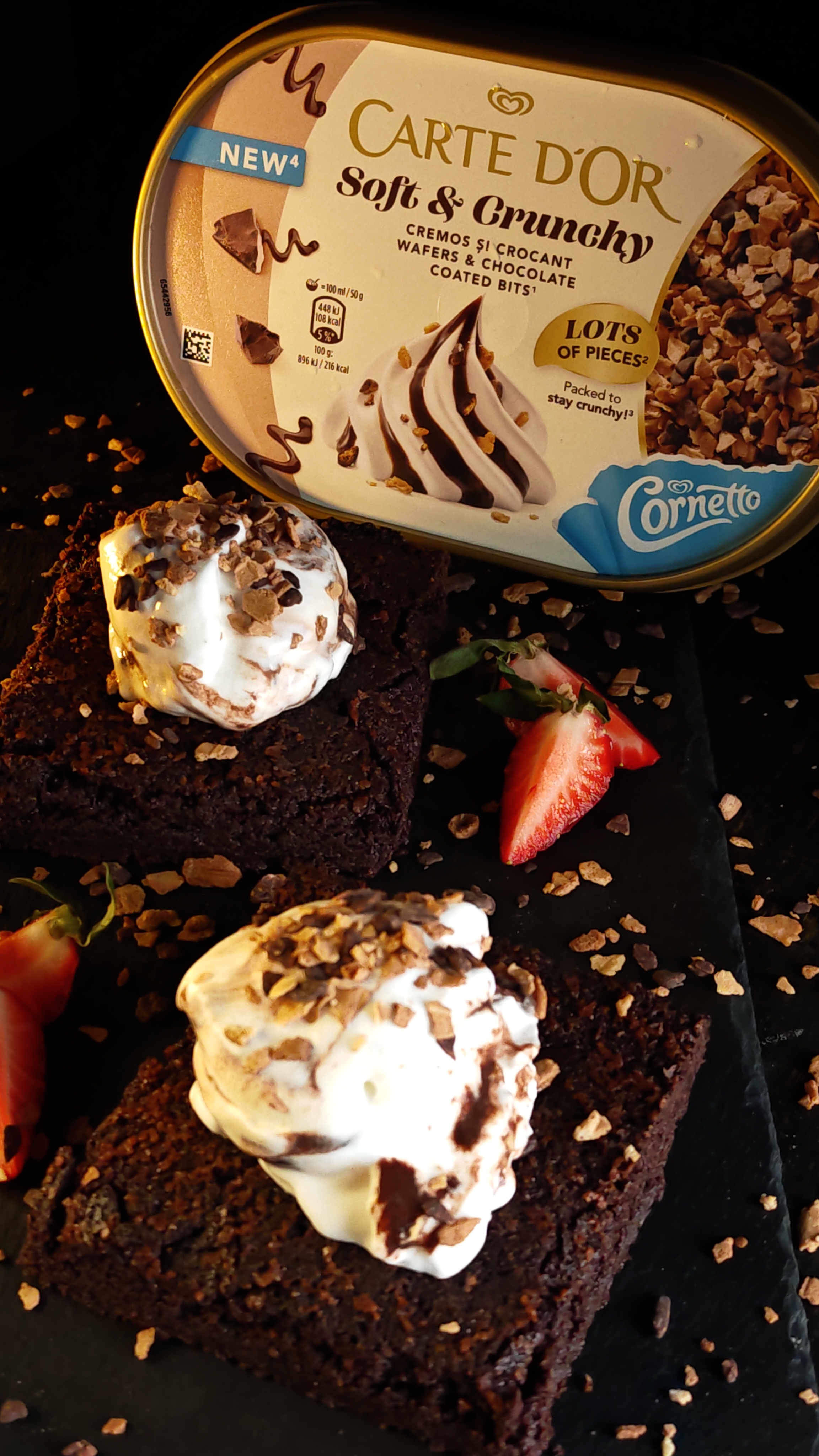 Brownie cu înghețată cremoasă și topping crunchy
